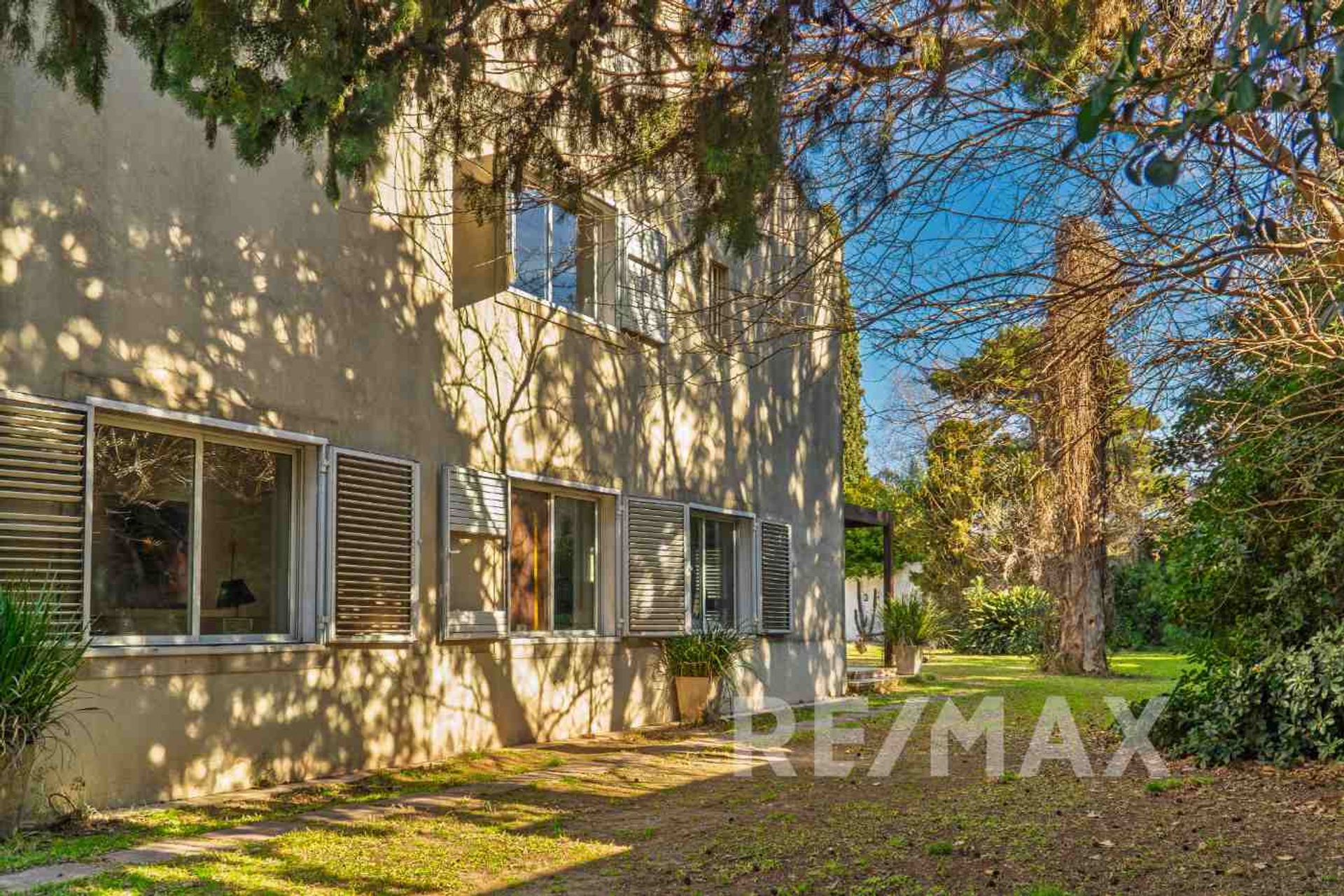 Venta casa ideal des. comercial Martínez 2350 M2