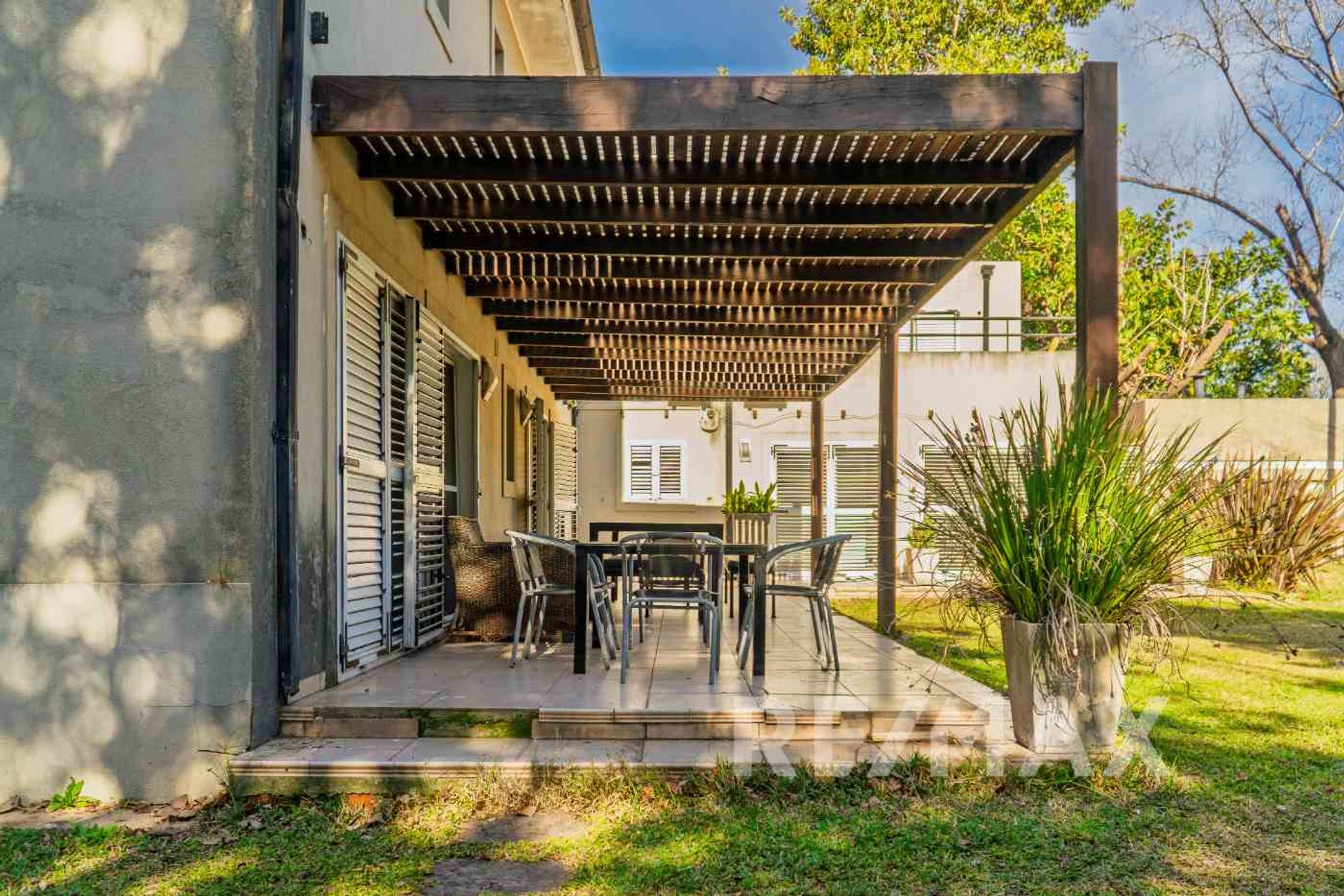 Venta casa ideal des. comercial Martínez 2350 M2