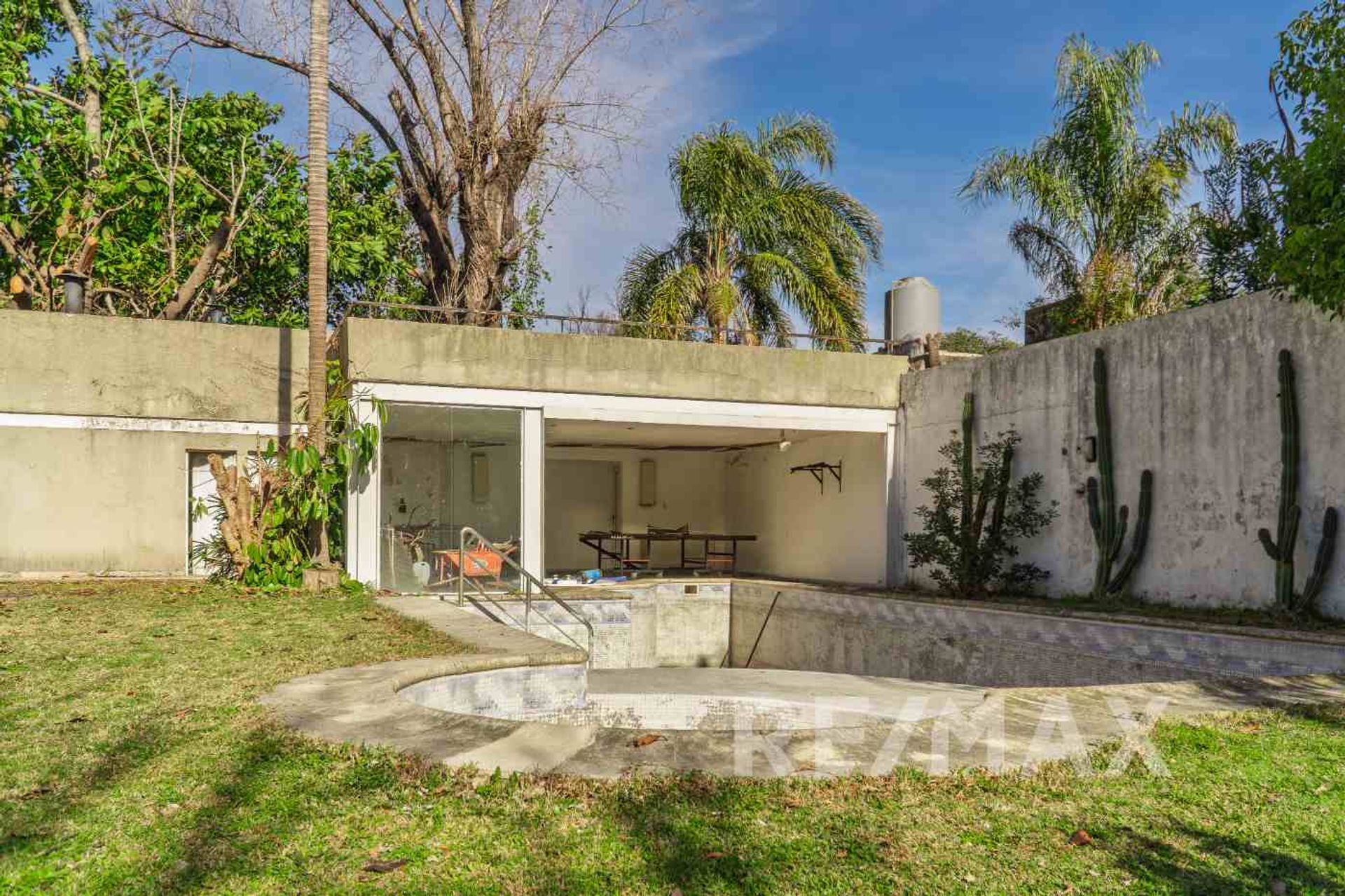 Venta casa ideal des. comercial Martínez 2350 M2