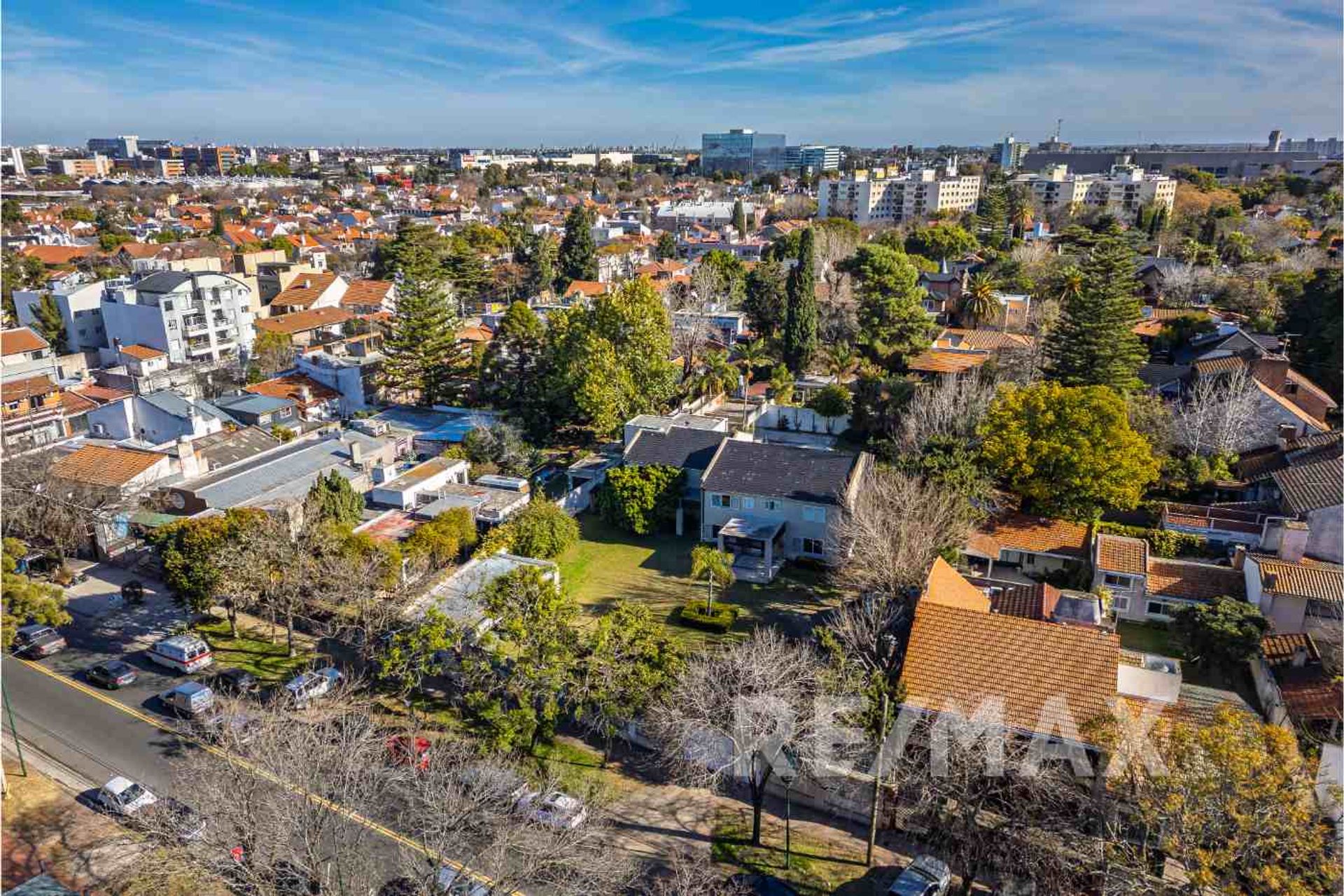Venta casa ideal des. comercial Martínez 2350 M2