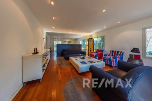 Venta casa ideal des. comercial Martínez 2350 M2