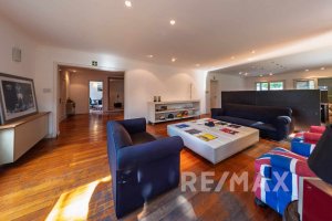 Venta casa ideal des. comercial Martínez 2350 M2