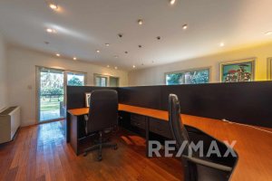 Venta casa ideal des. comercial Martínez 2350 M2