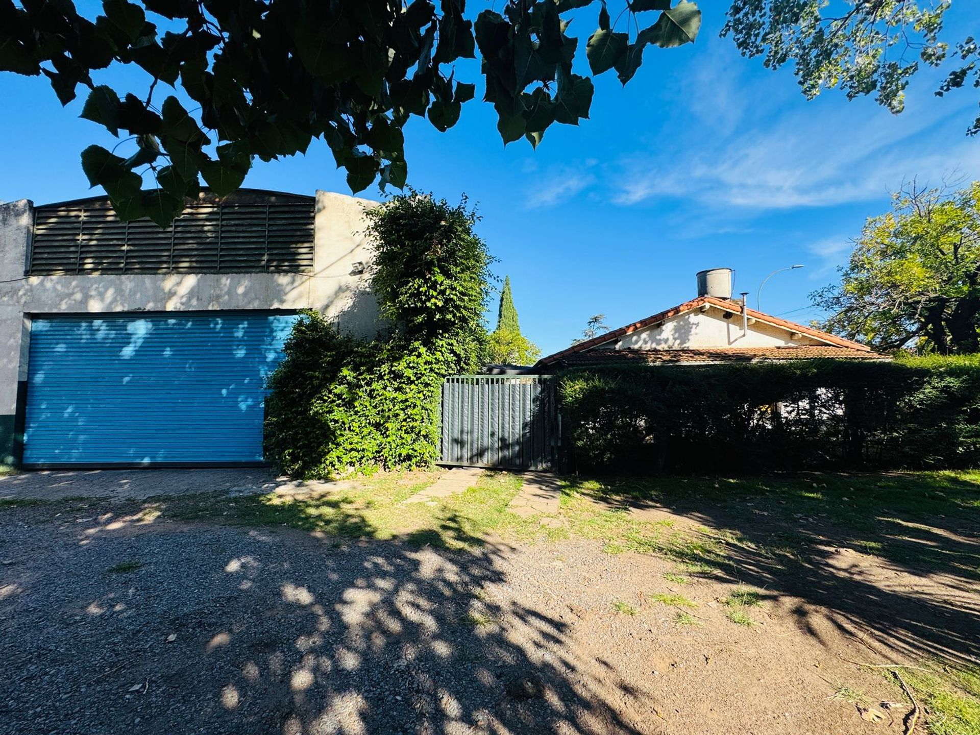 Galpón, deposito en venta con casa florida oeste