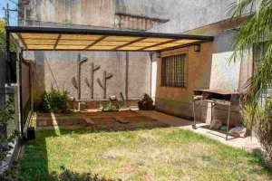 Front-facing apartment for rent with garden and garage