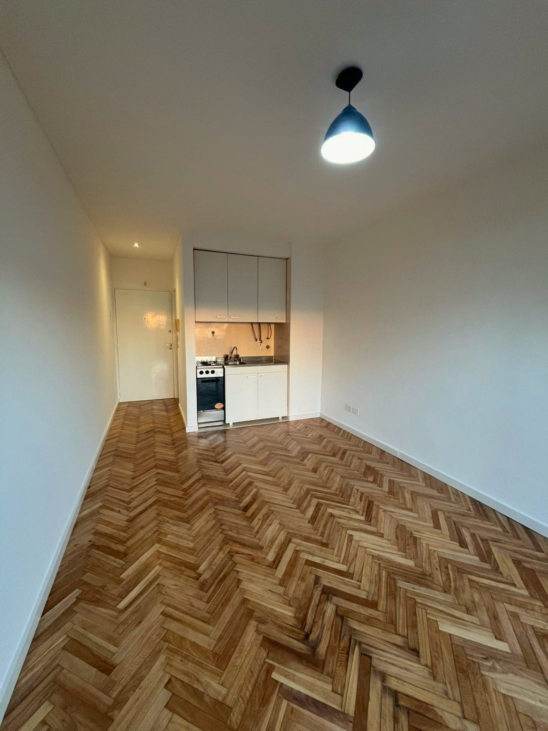 Sale: One-room High-floor Apartment with Balcony - Olivos