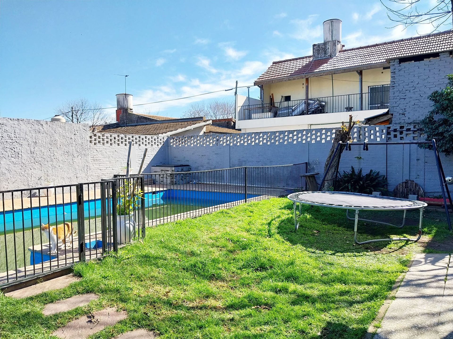 Sale of 440 m2 land lot with covered patio and pool