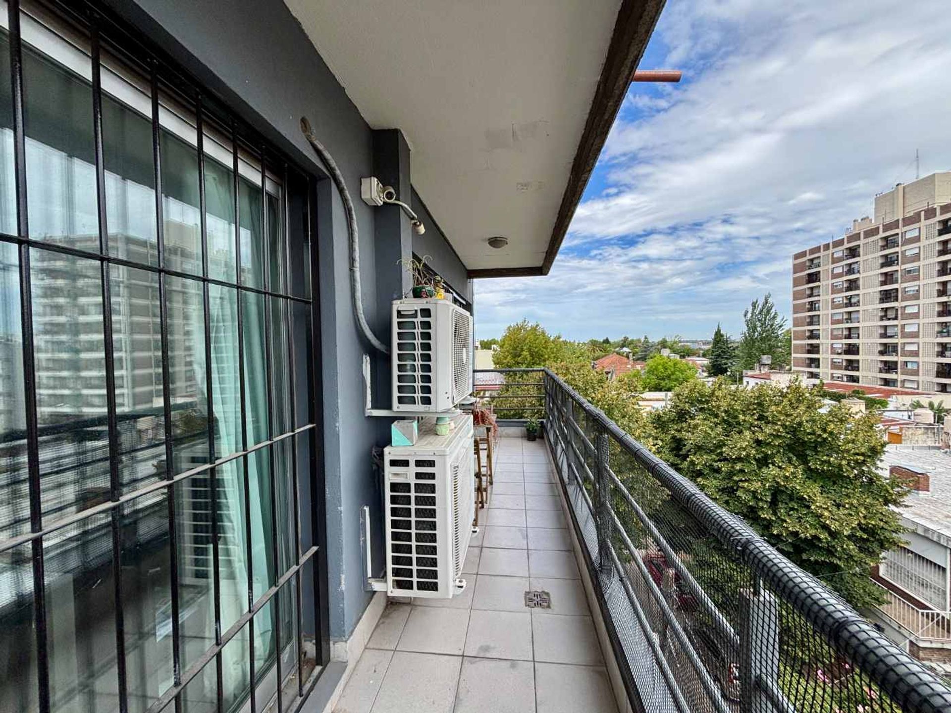 3 Ambientes Con Cochera/ Baulera Patio Y Balcon
