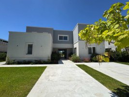 Casa Moderna Al Lago En Venta Virazon Nordelta