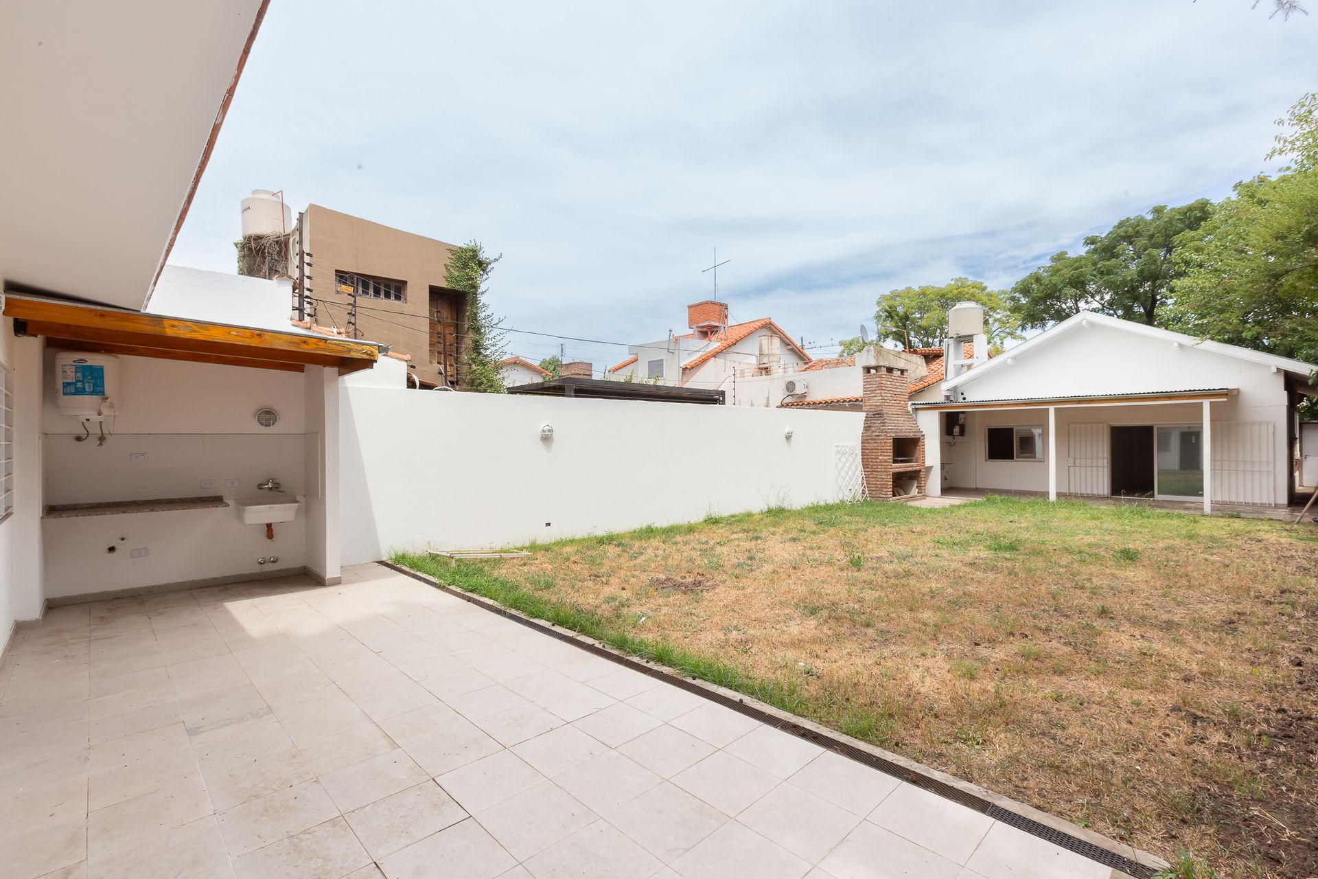 House For Sale 2-Bedroom Carapachay Garden Barbecue