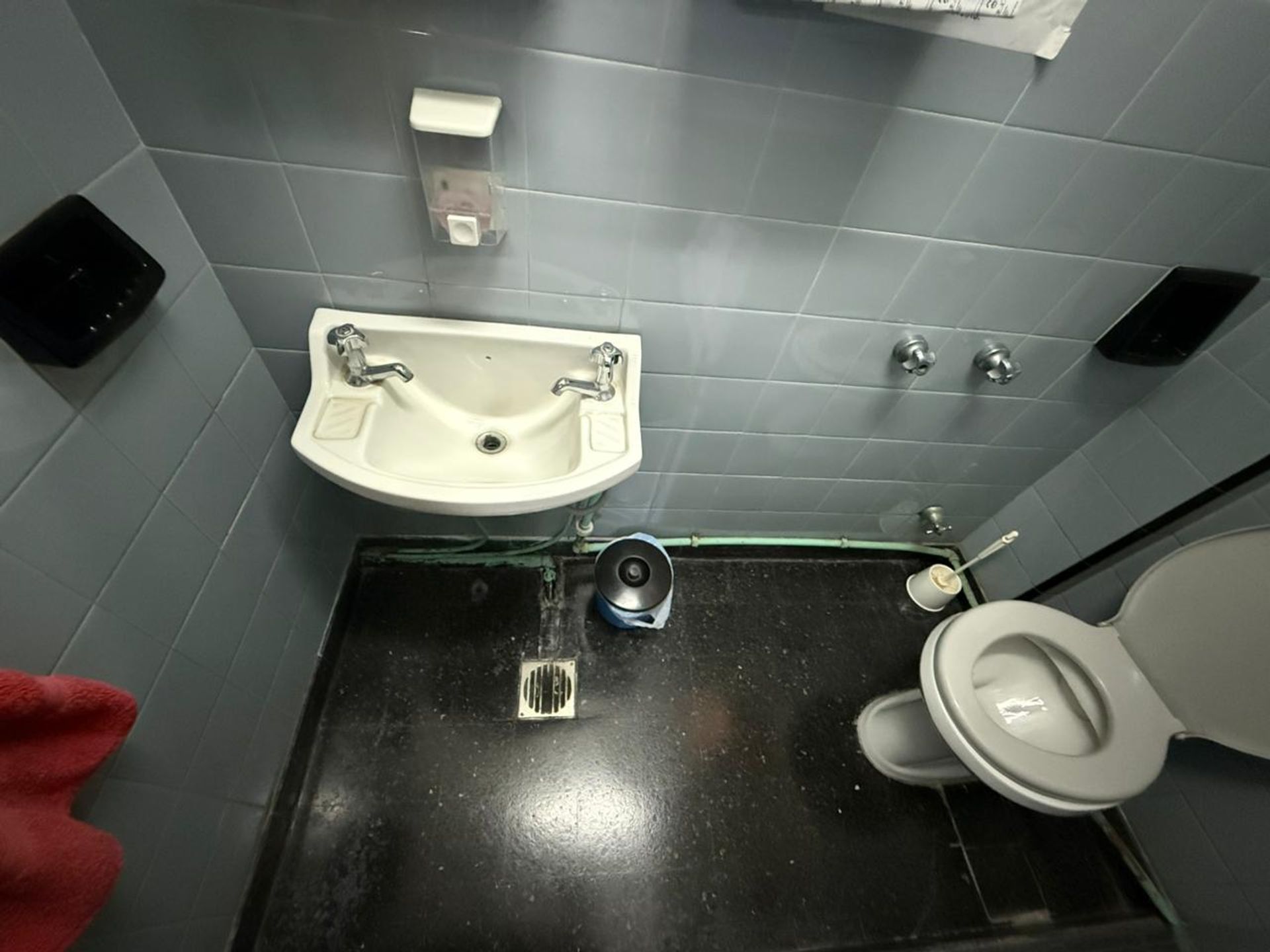 Importante Propiedad Sobre Avenida Local + 2 Casas