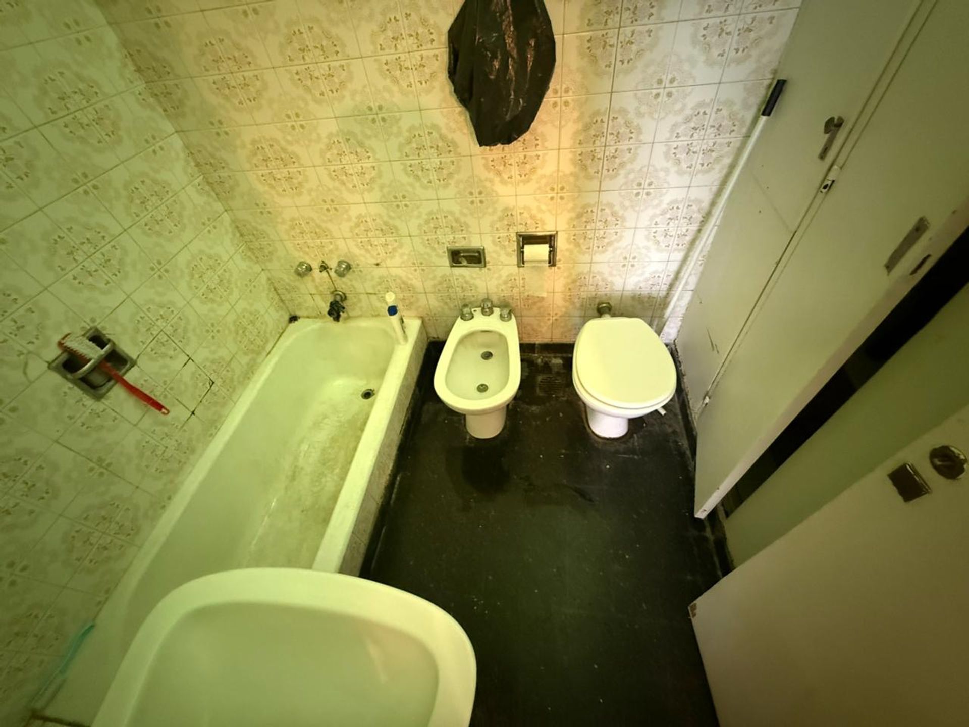Importante Propiedad Sobre Avenida Local + 2 Casas