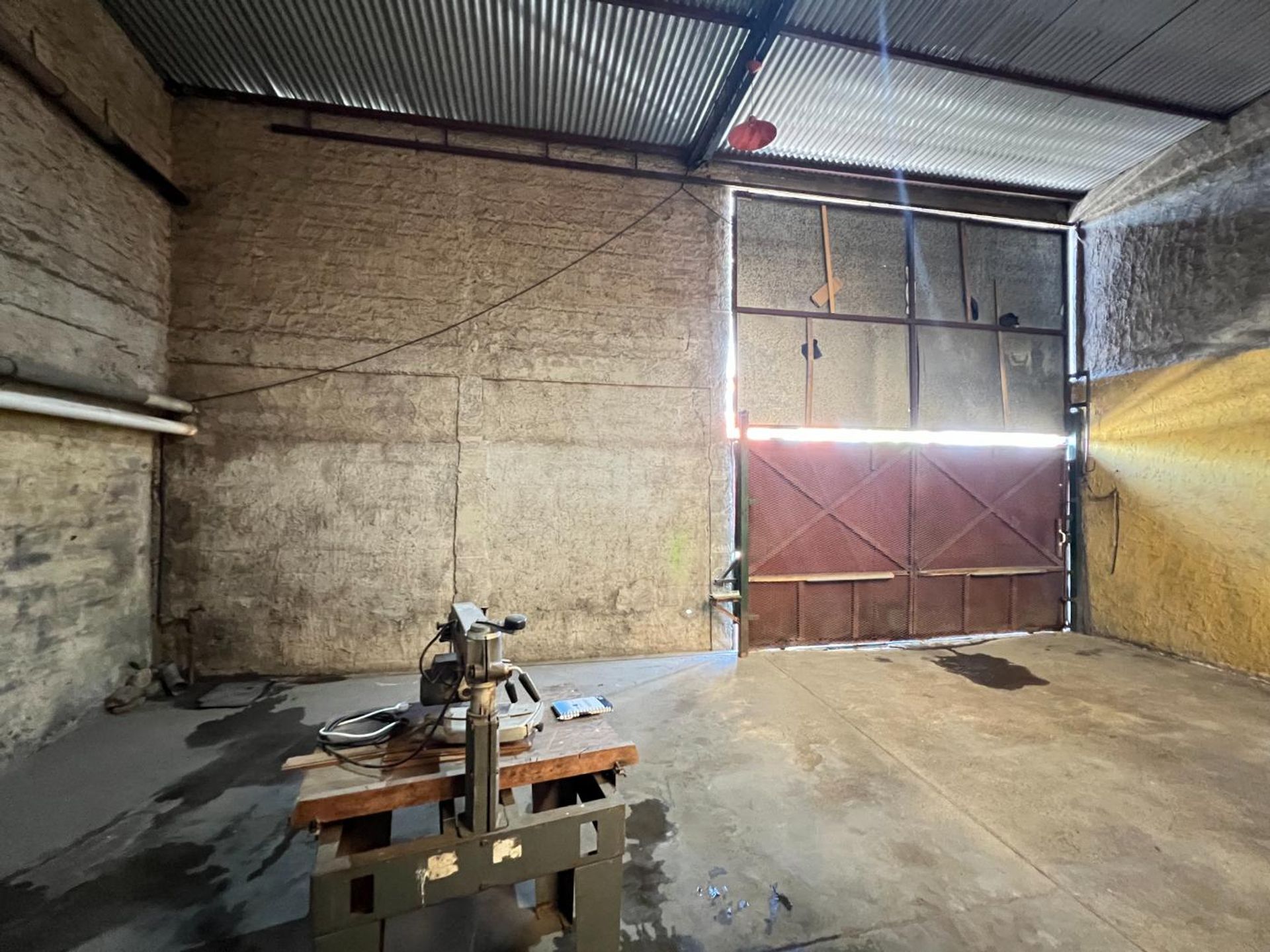 Venta Galpón comercial, vivienda y pileta