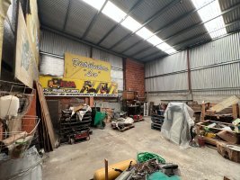 Venta Galpón comercial, vivienda y pileta