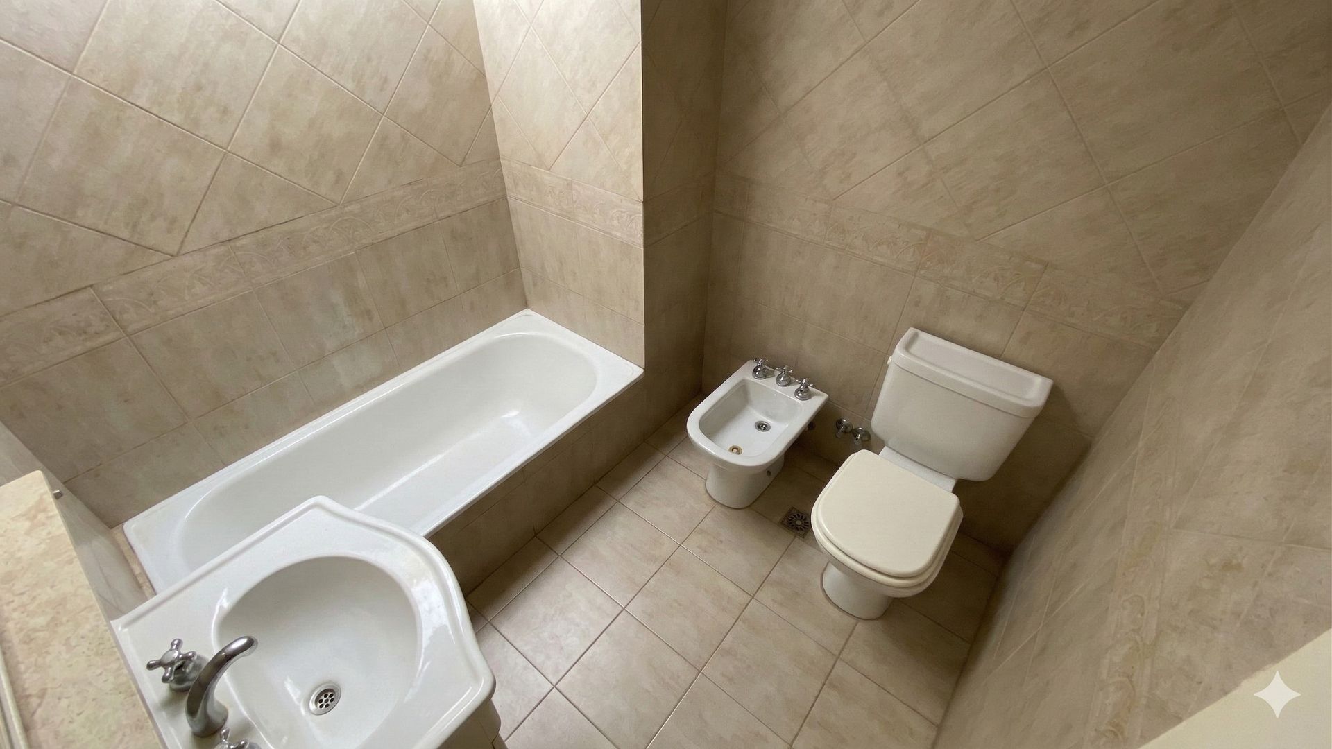 5 Ambientes Con Dependencia Quincho Pileta Jardin