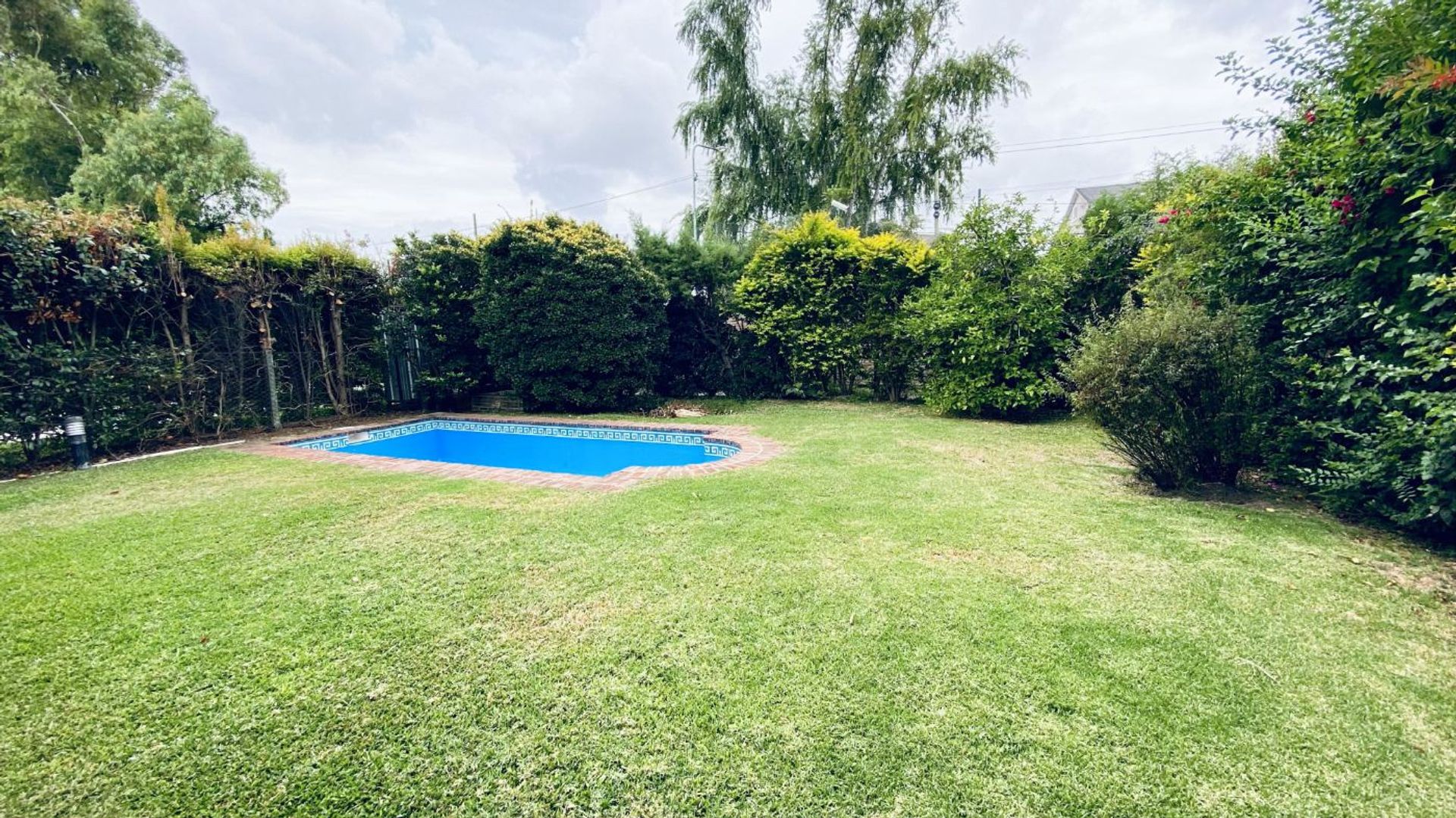 5 Ambientes Con Dependencia Quincho Pileta Jardin
