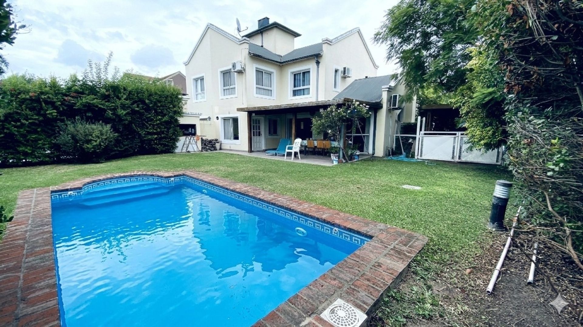 5 Ambientes Con Dependencia Quincho Pileta Jardin