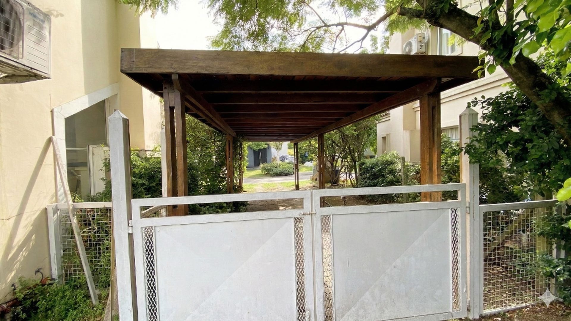 5 Ambientes Con Dependencia Quincho Pileta Jardin