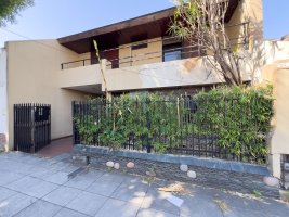 CASA IDEAL PARA RECICLAR EN LOTE 300 m2 - MUNRO