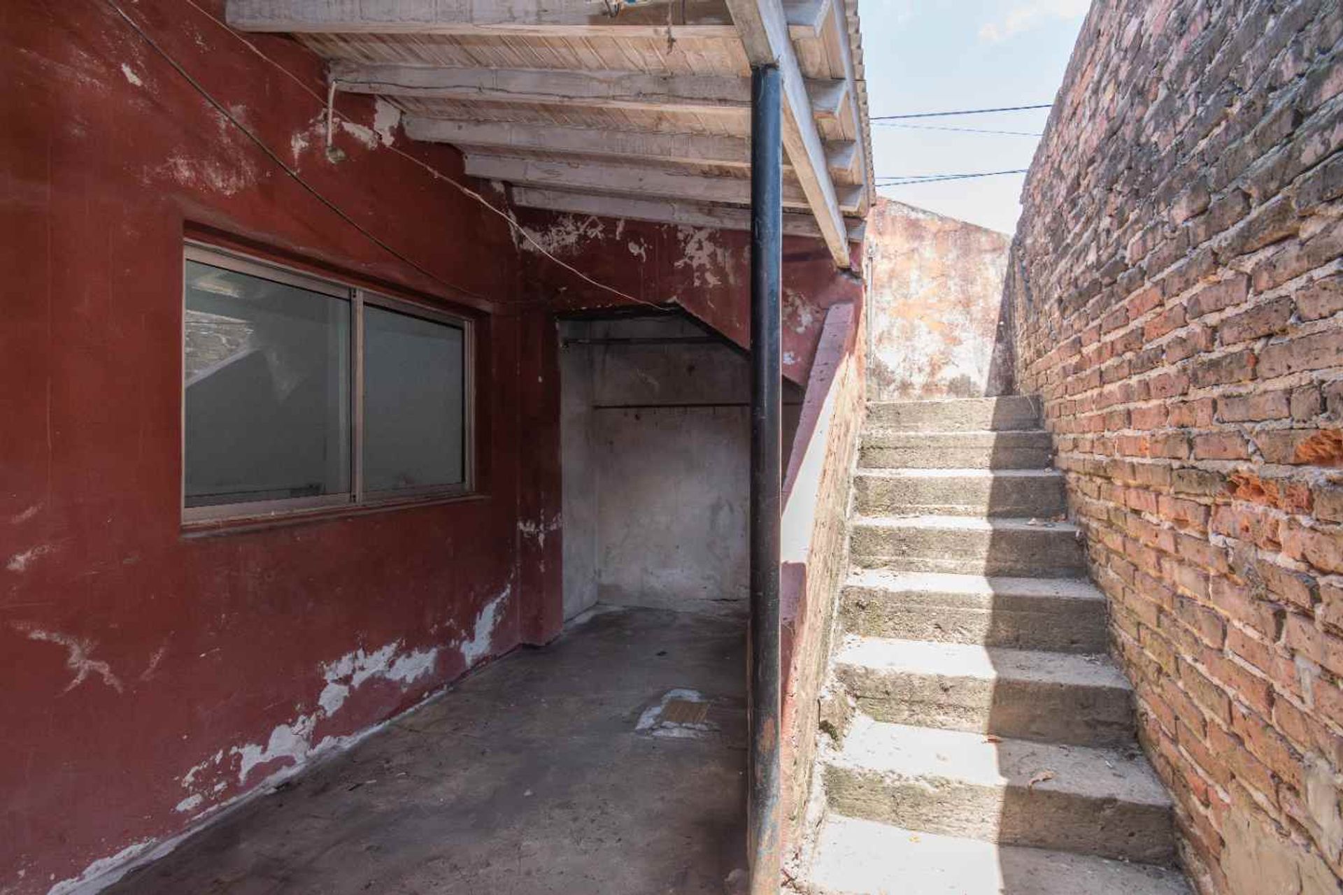 Venta casa a refaccionar con terraza en Virreyes