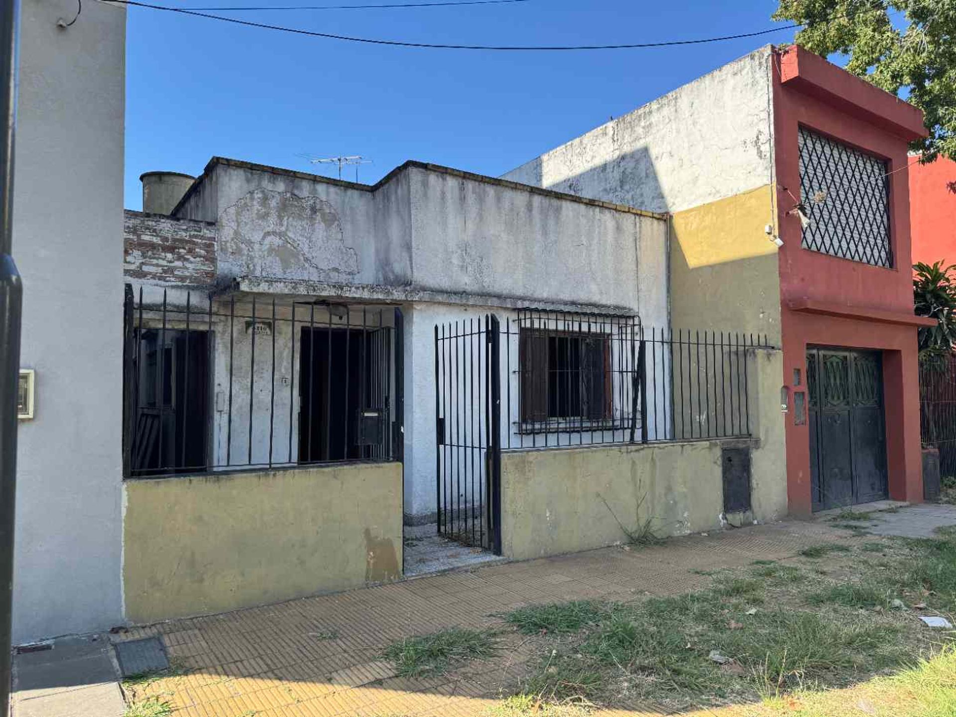 For Sale House 2‑bedroom to be refurbished – Florida West