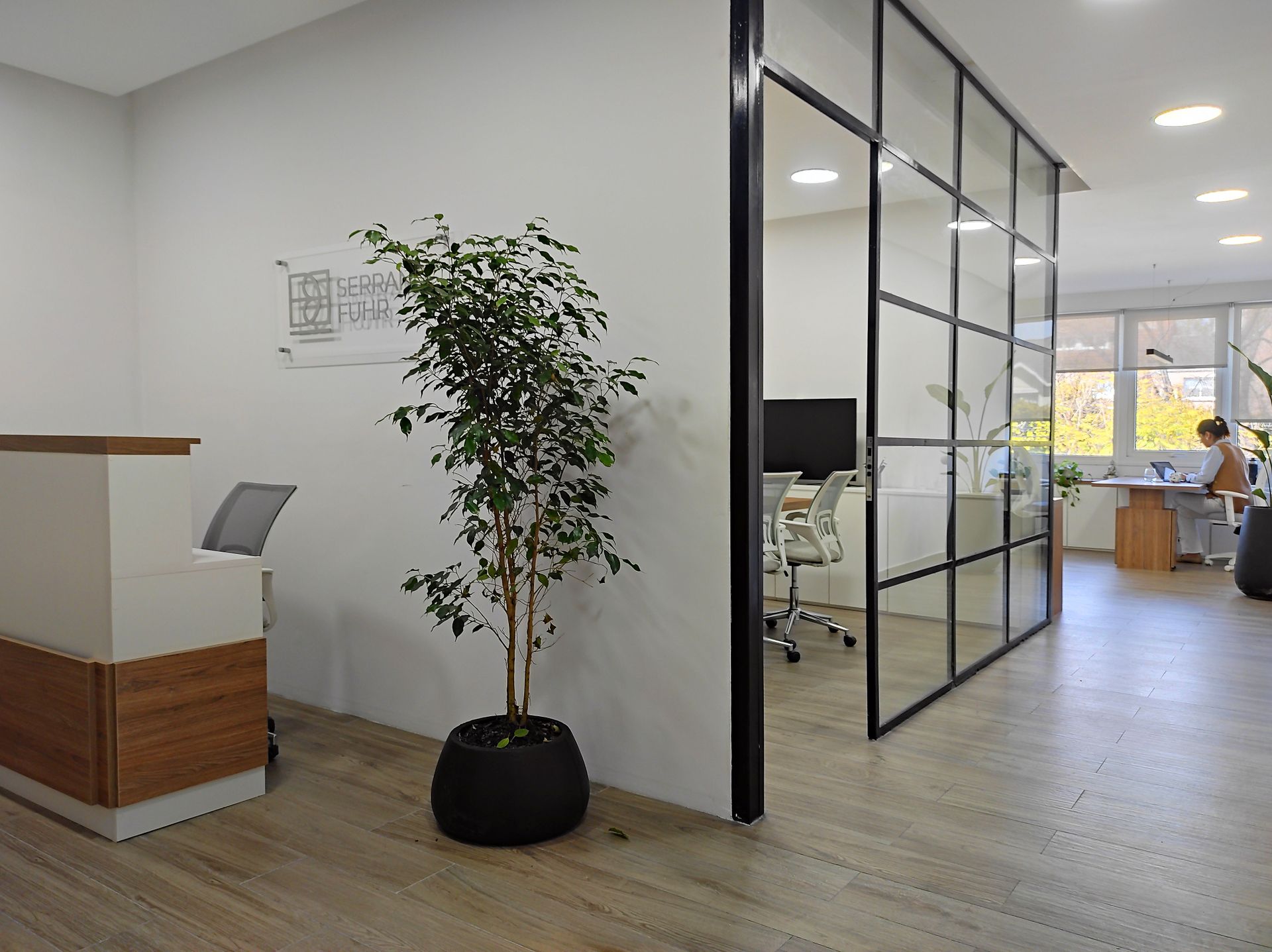 VENTA OFICINA - EXCELENTE UBICACION c/2 cocheras