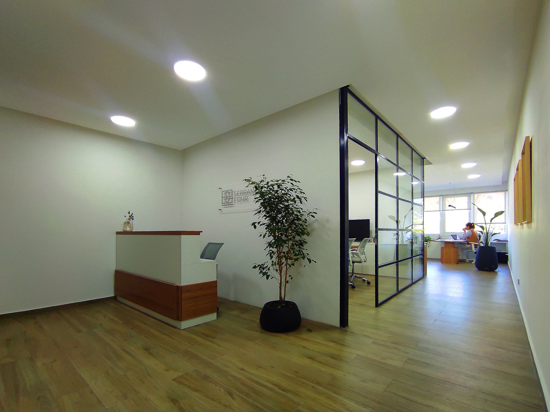 VENTA OFICINA - EXCELENTE UBICACION c/2 cocheras