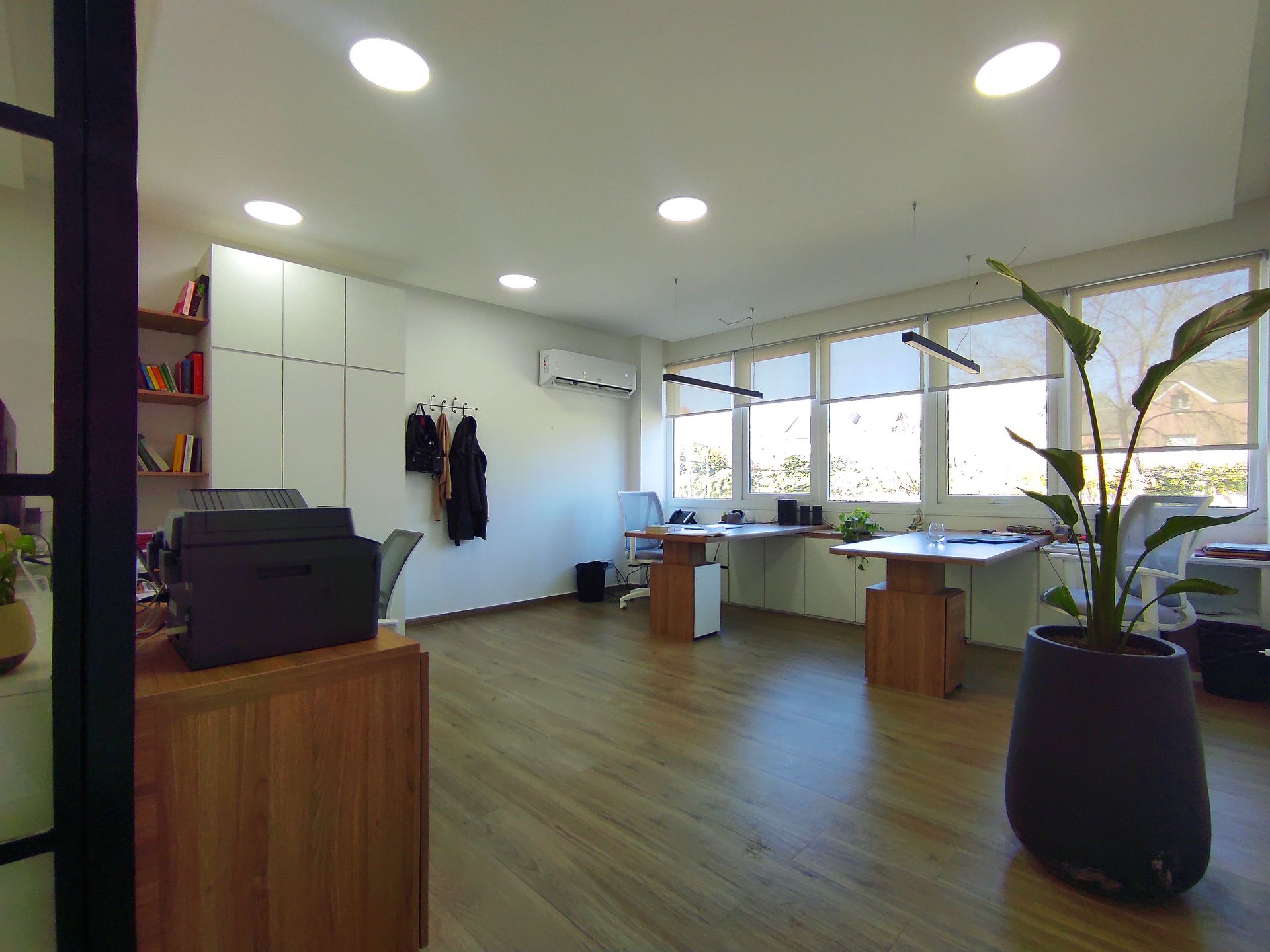 VENTA OFICINA - EXCELENTE UBICACION c/2 cocheras