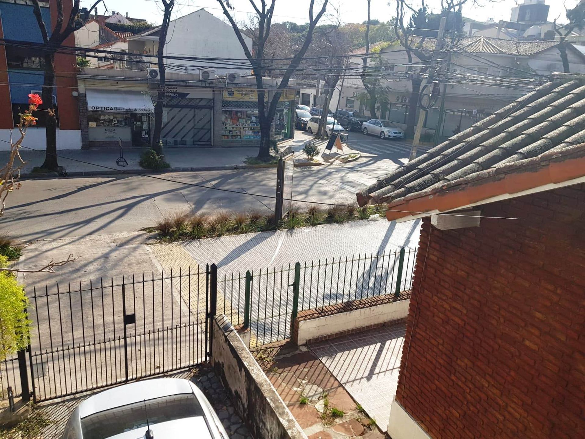 Casa de 4 ambientes/patio y cochera VENTA Acassuso