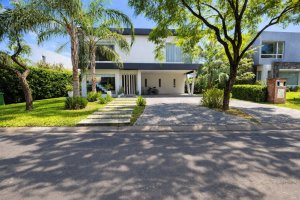 3‑bedroom house for rent furnished by the lagoon