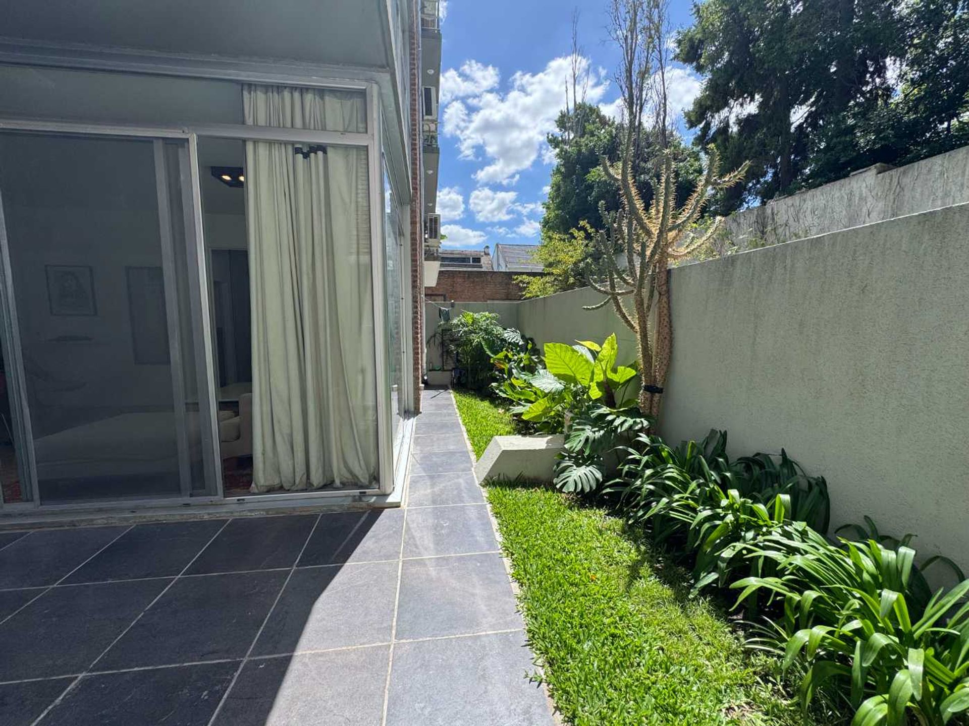 2 Amb amoblado c/jardín, cochera y pileta MARTINEZ