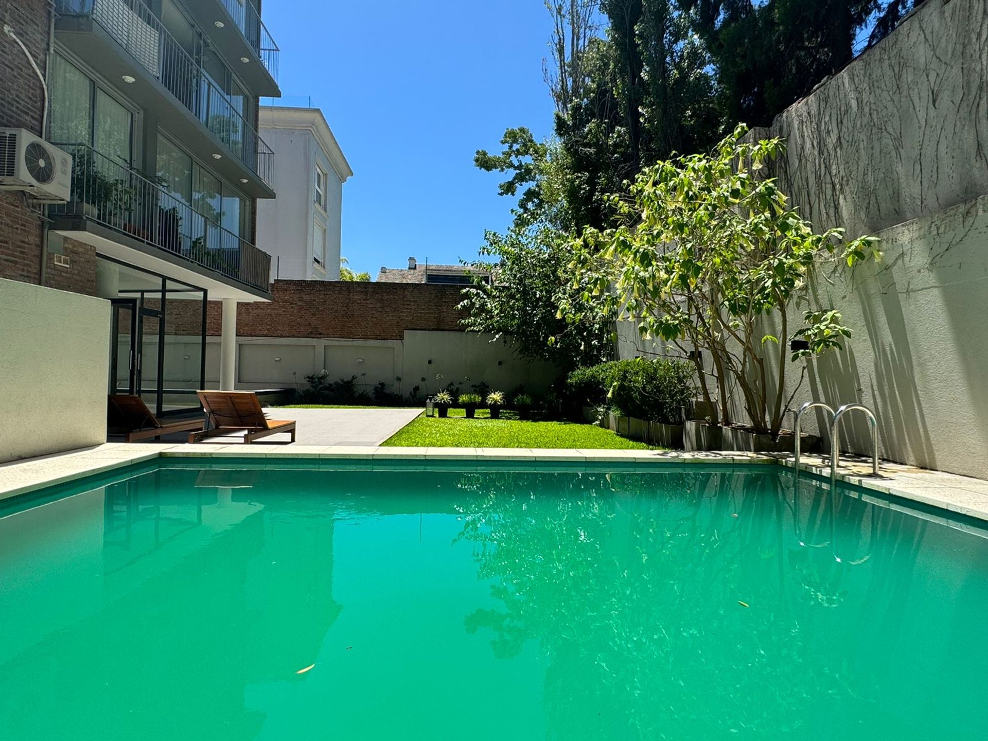 2 Amb amoblado c/jardín, cochera y pileta MARTINEZ