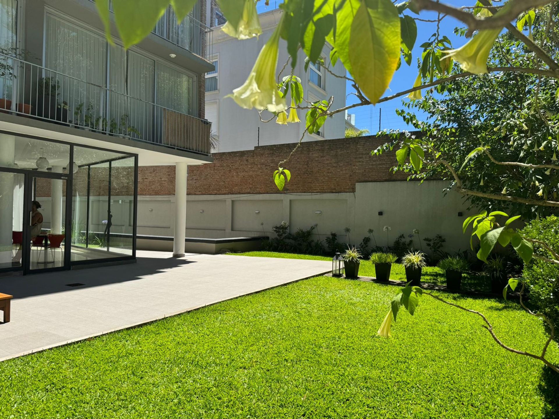2 Amb amoblado c/jardín, cochera y pileta MARTINEZ
