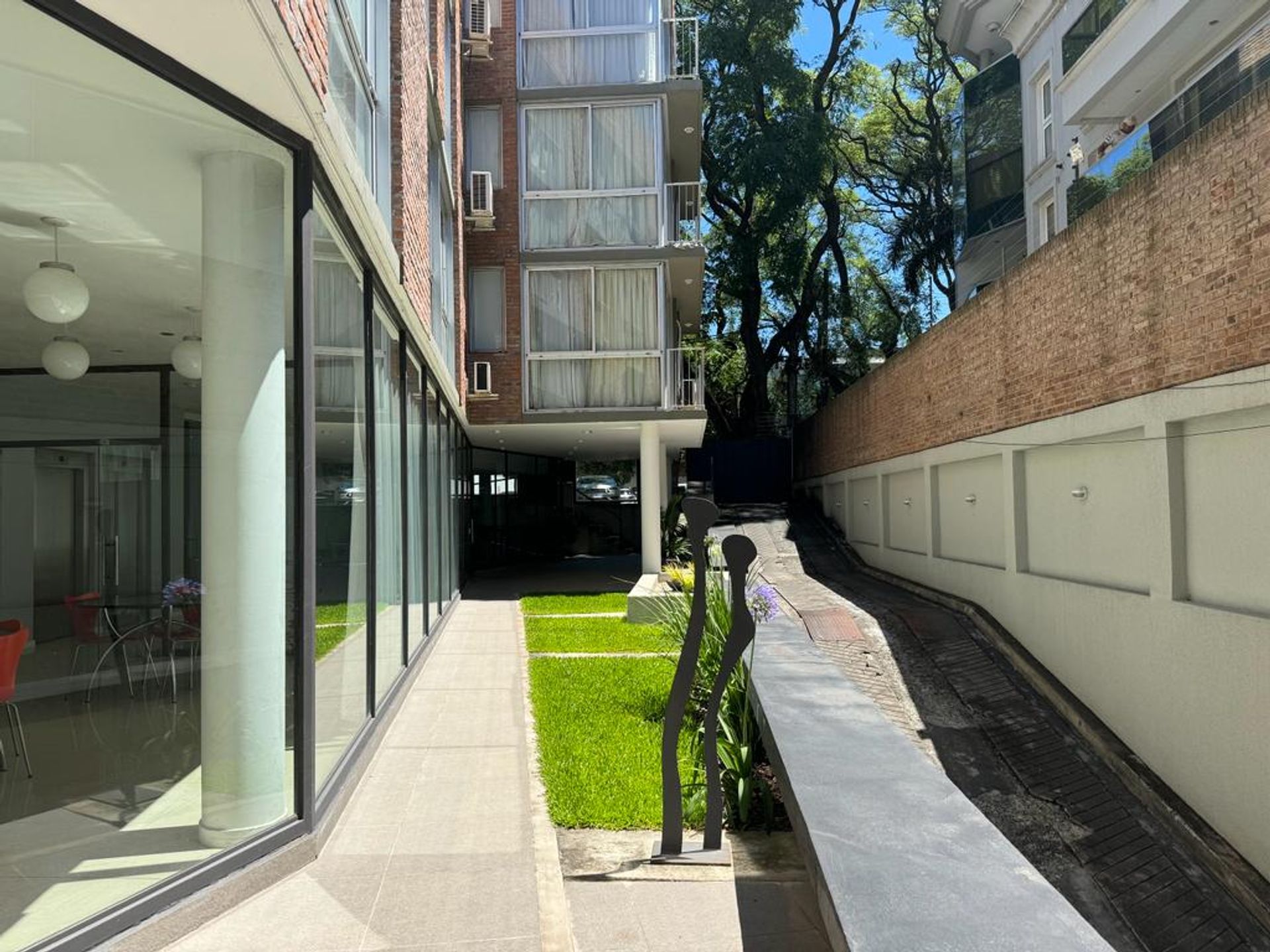 2 Amb amoblado c/jardín, cochera y pileta MARTINEZ