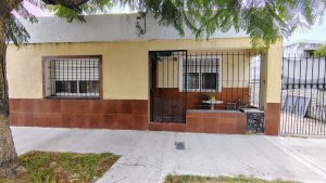 CASA 4 AMBIENTES + 2° ViIVIENDA de 3 AMB.