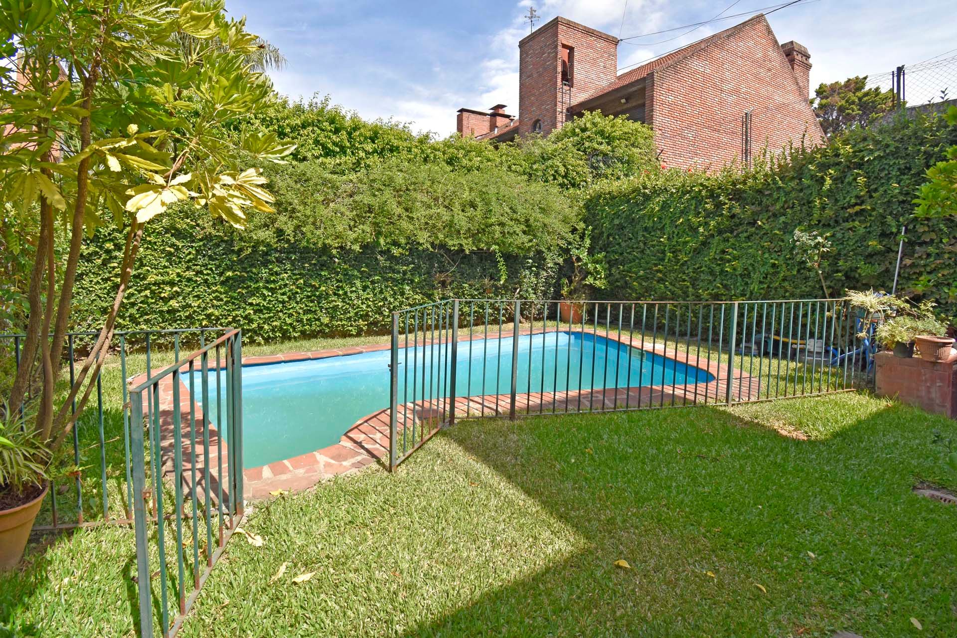 Casa 5 Amb en Venta Florida B Roca con pileta