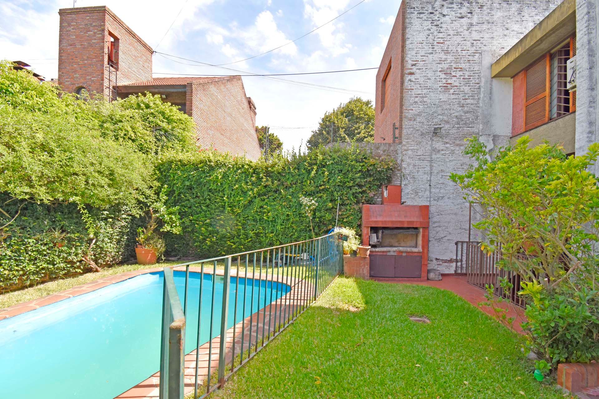 Casa 5 Amb en Venta Florida B Roca con pileta