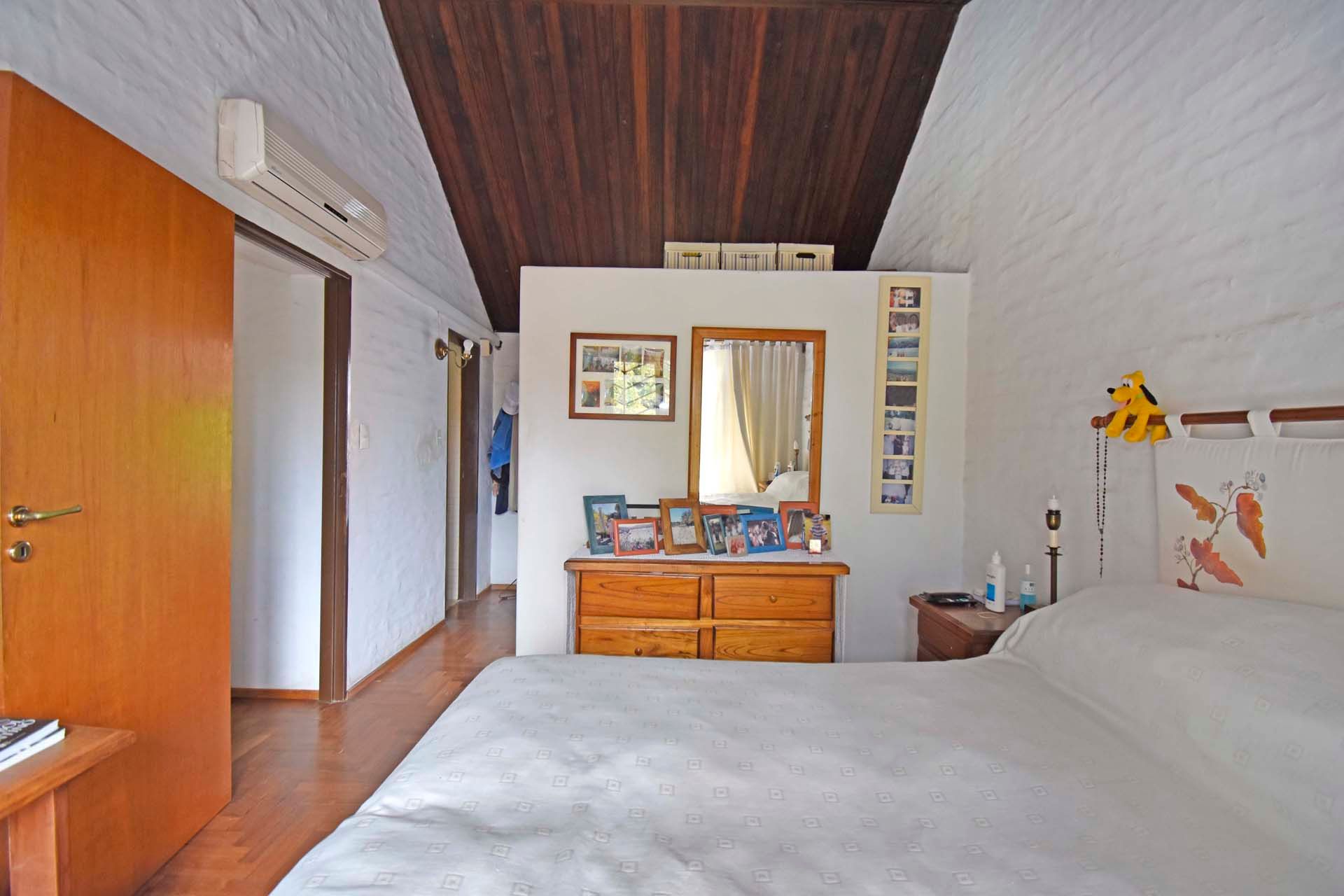 Casa 5 Amb en Venta Florida B Roca con pileta