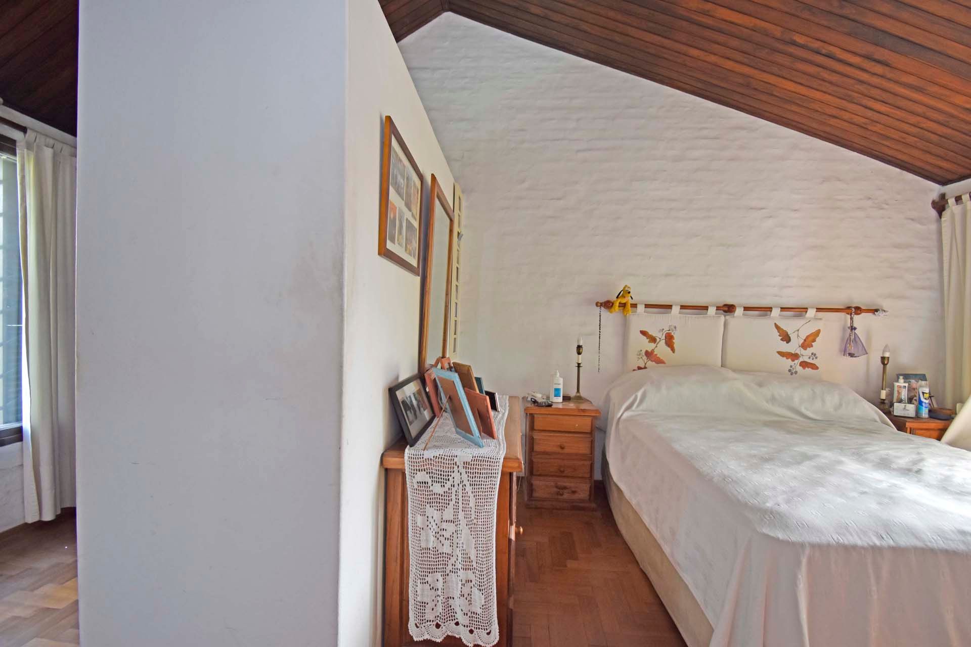 Casa 5 Amb en Venta Florida B Roca con pileta