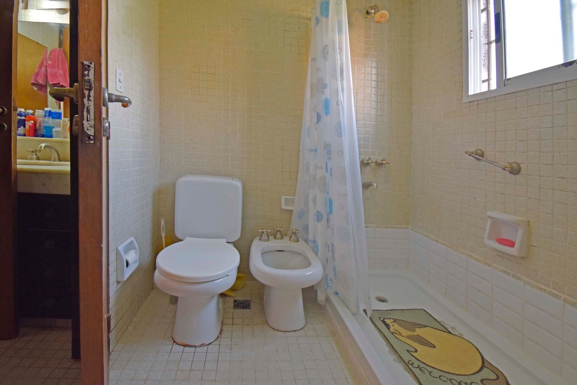 Casa 5 Amb en Venta Florida B Roca con pileta