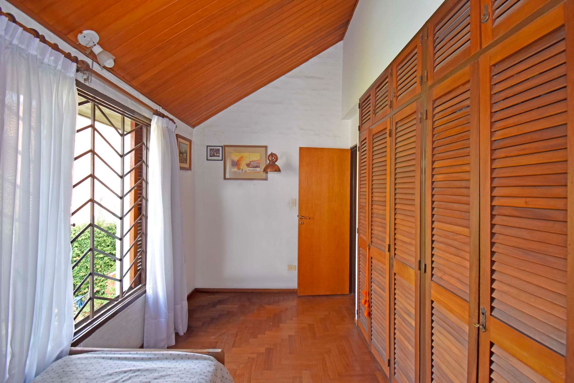 Casa 5 Amb en Venta Florida B Roca con pileta