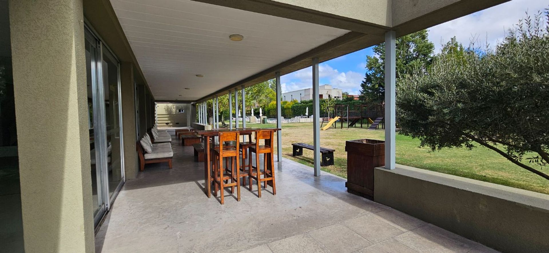 VENTA casa 4 ambientes, dep. y pileta LA DAMASIA