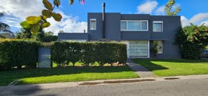 VENTA casa 4 ambientes, dep. y pileta LA DAMASIA