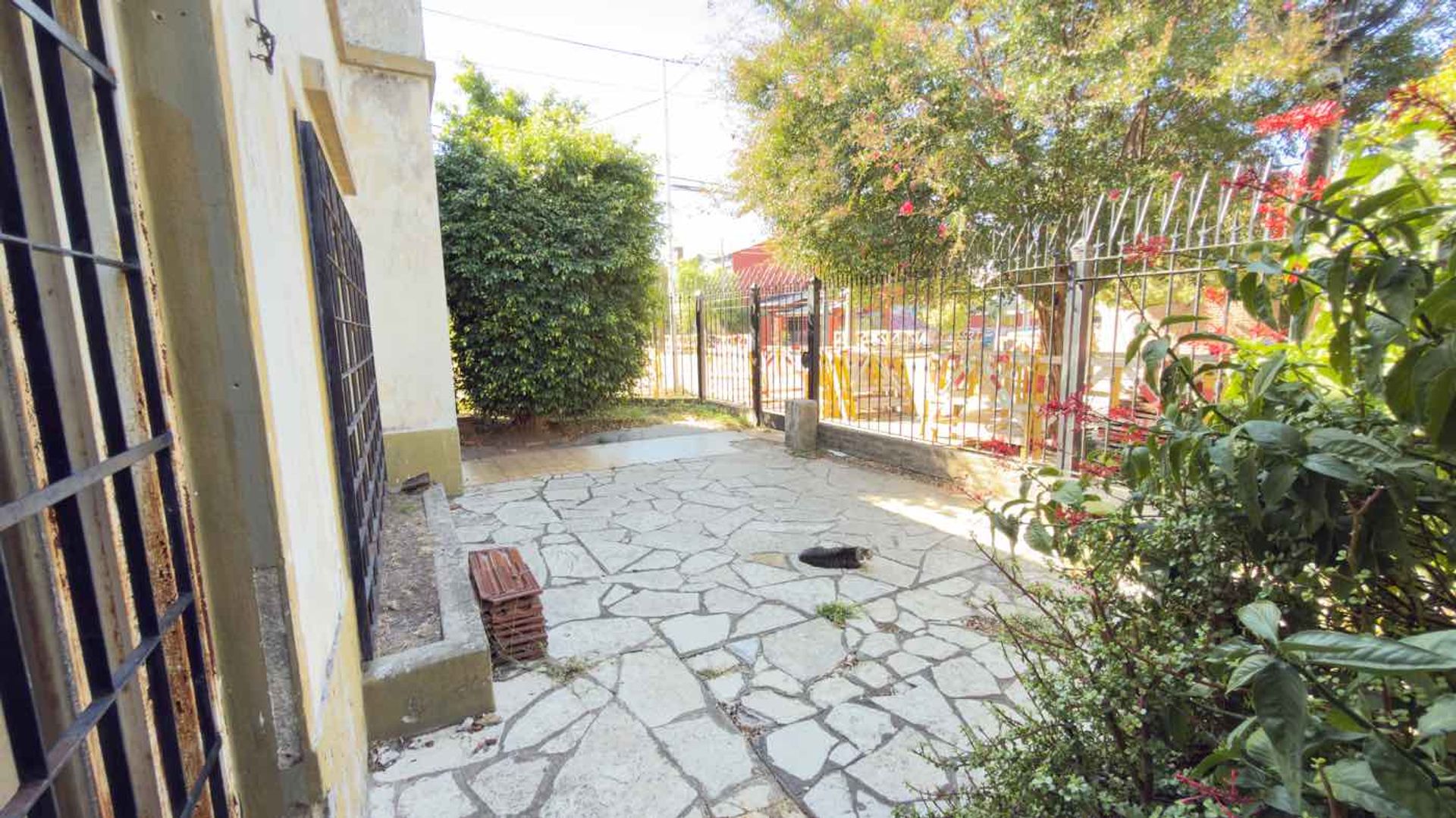 Venta casa a refaccionar en Martinez