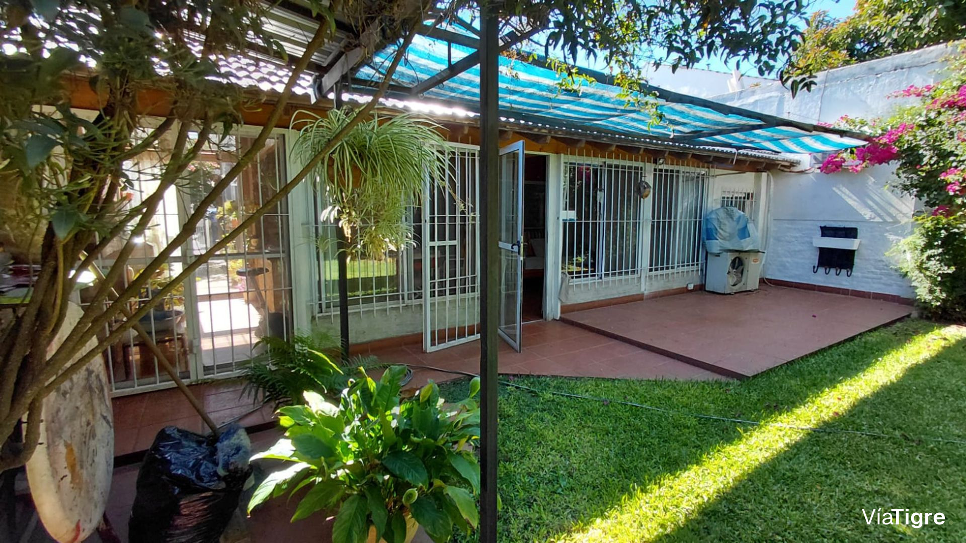 Casa en Venta con parque y cochera Villa Adelina