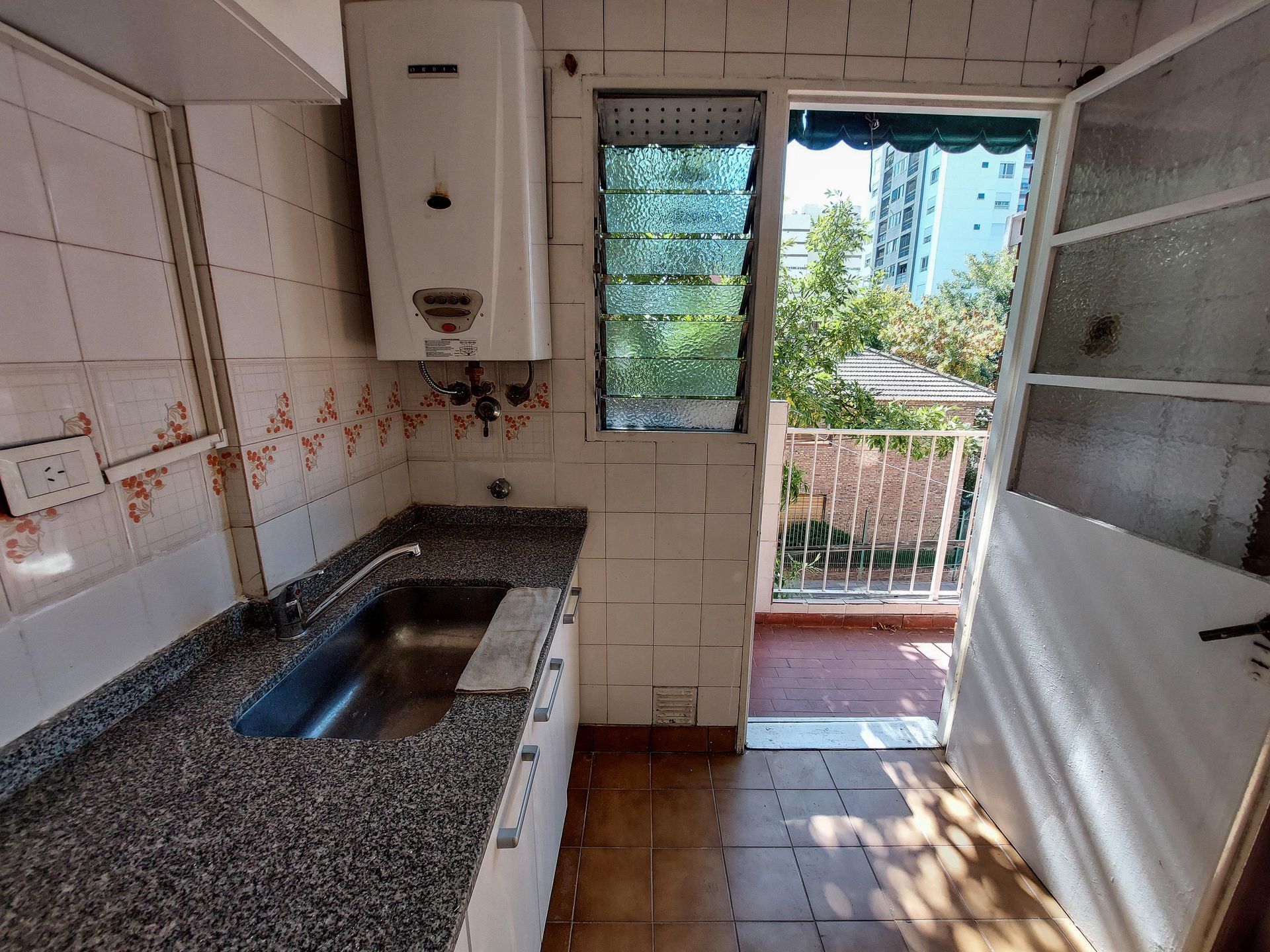 DEPARTAMENTO 3 AMB con balcón,cocheray luz
