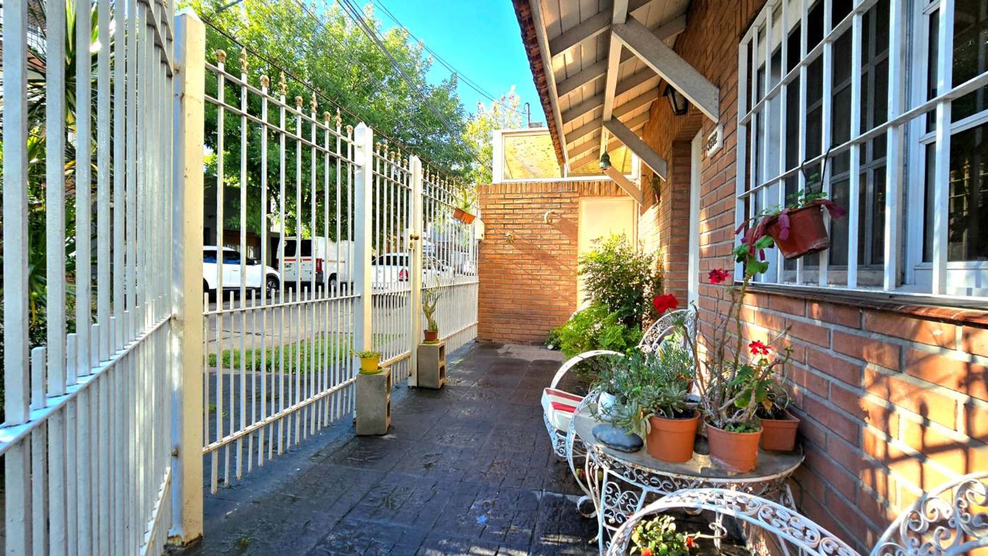 VENTA Triplex 2 Dorm. Olivos-cocher-patio-Luminoso