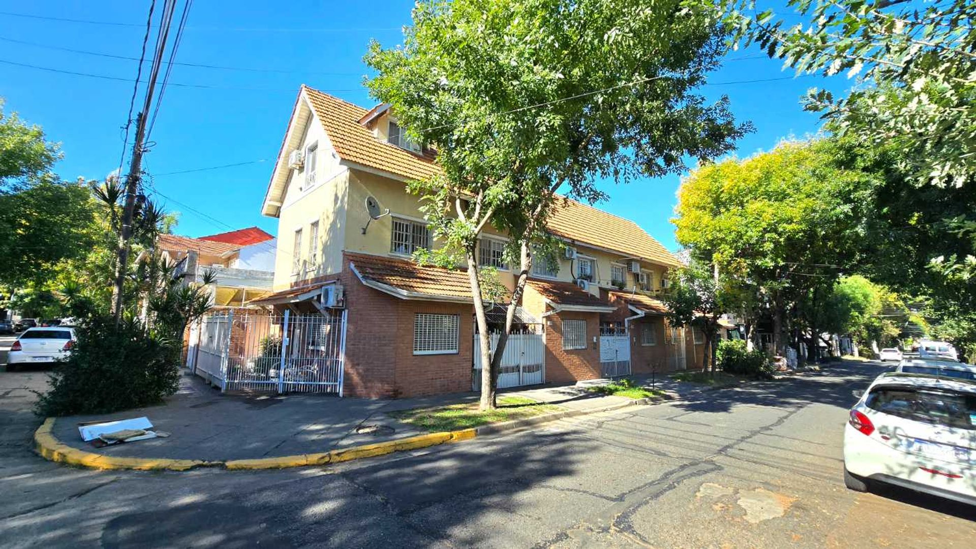 VENTA Triplex 2 Dorm. Olivos-cocher-patio-Luminoso