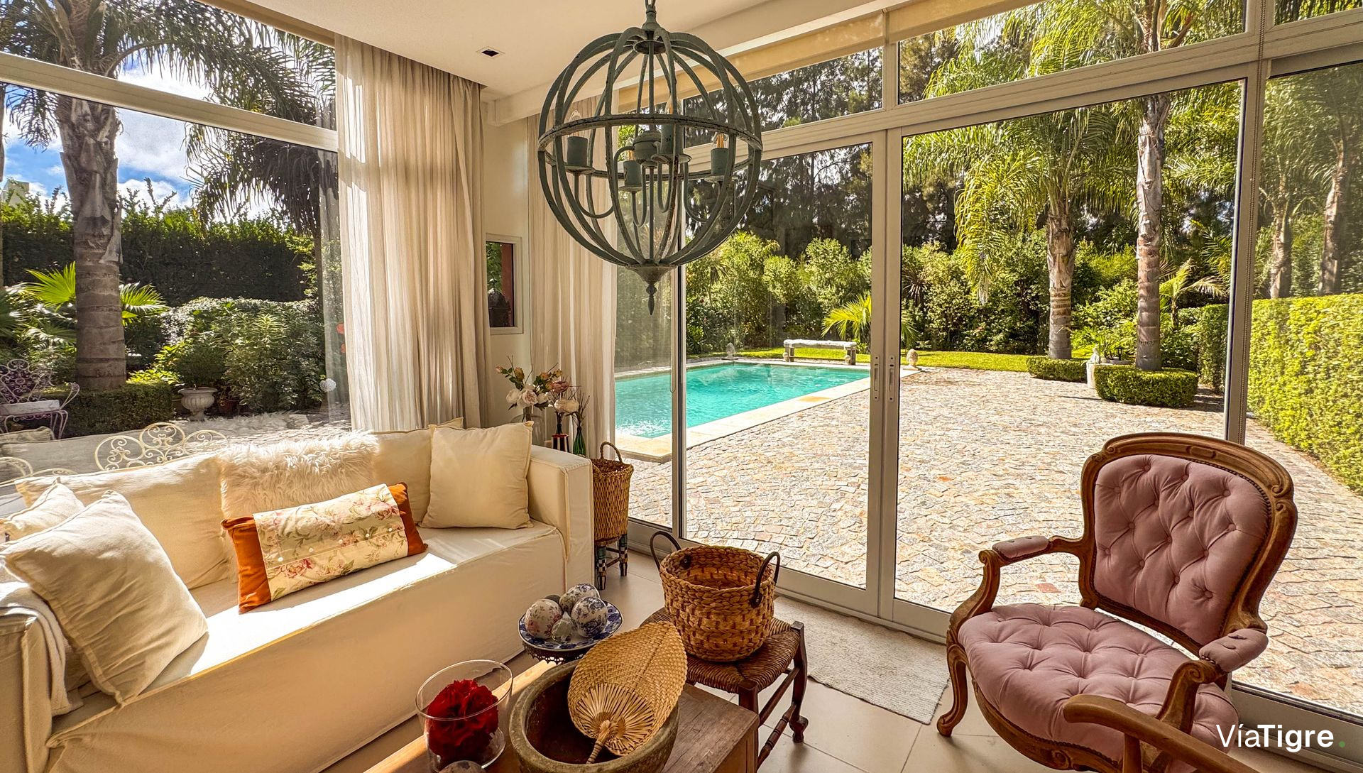 Casa 5 AMB. con PILETA y JARDÍN - Barrio SAN MARCO