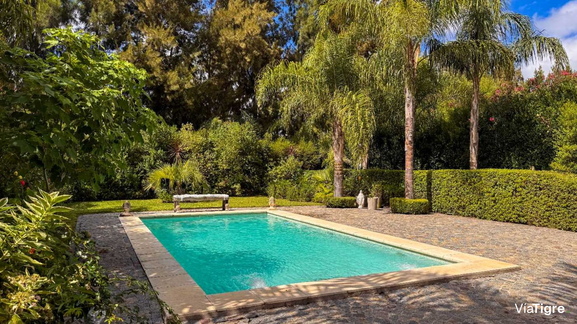 Casa 5 AMB. con PILETA y JARDÍN - Barrio SAN MARCO